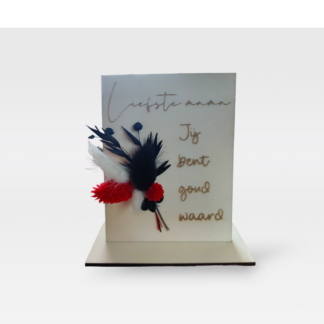 Houten moederdagkaart met droogbloemen zwart/rood