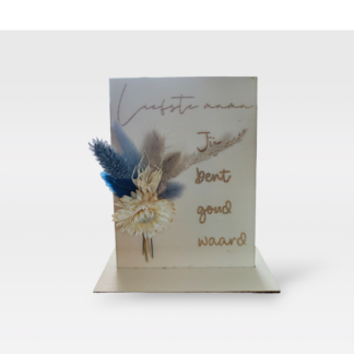 Houten moederdagkaart met droogbloemen blauw